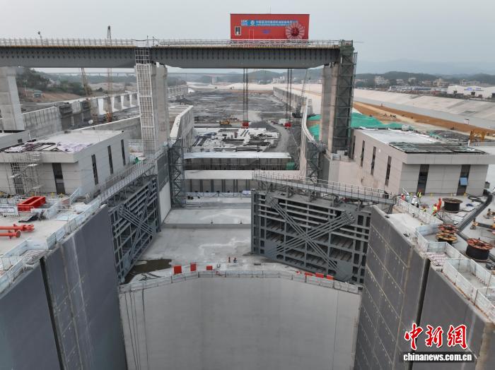 平陆运河企石枢纽进入船闸无水调试阶段