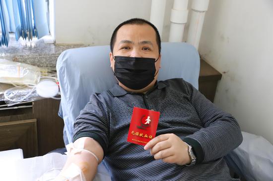 农行新疆塔城兵团分行员工张华明献血。