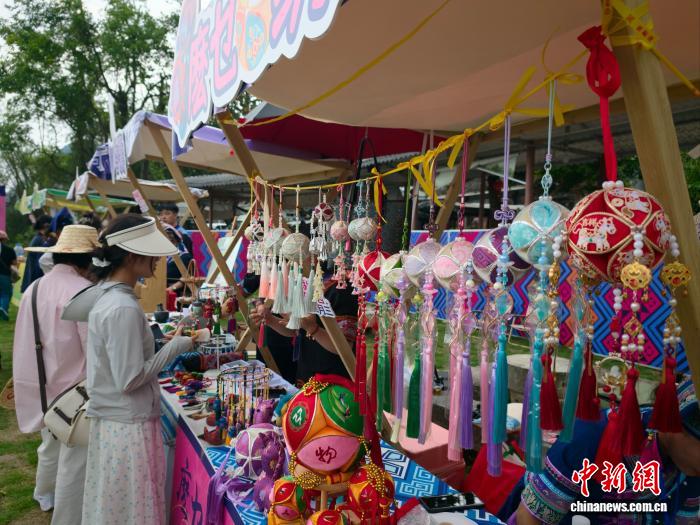 从“定情信物”到“全球潮品” “三月三”带火壮族绣球