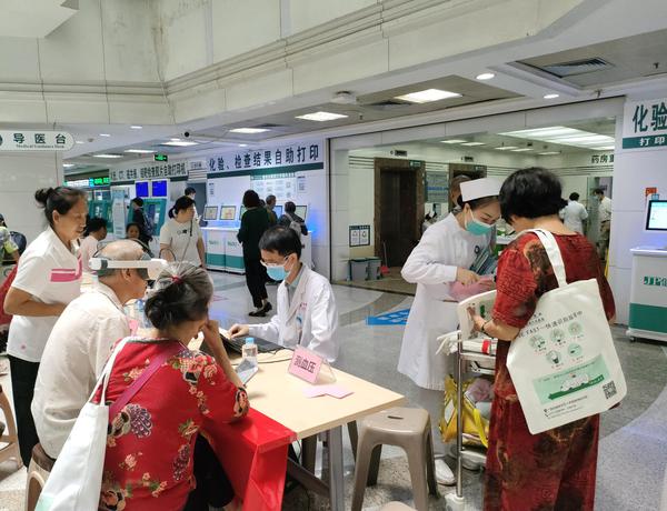 图为义诊活动现场。 刘海文 摄