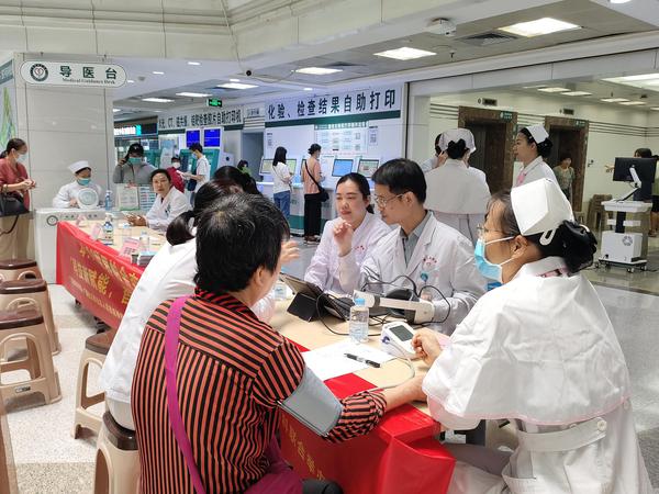 图为医生为市民分析详细数据，并解答其疑惑。 刘海文摄