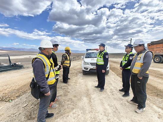 4月12日，库木苏站派出所民警对辖区将淖二线施工人员开展法制宣传。