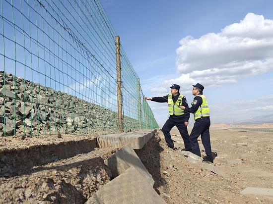 4月12日，库木苏站派出所民警对辖区线路开展隐患排查。