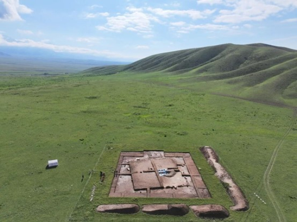 东区墓地Z1（西向东）。

