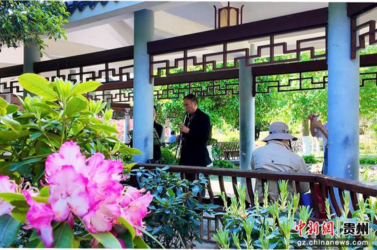 7游客融入景色中， 留下美丽瞬间 。吴成艳摄