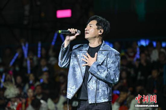 4月12日晚，歌手海鸣威在演唱《你的承诺》。中新社记者 瞿宏伦 摄