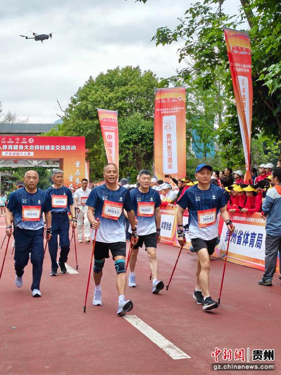 各地代表队员同步出发，健步迈向终点。习水县融媒体中心供图