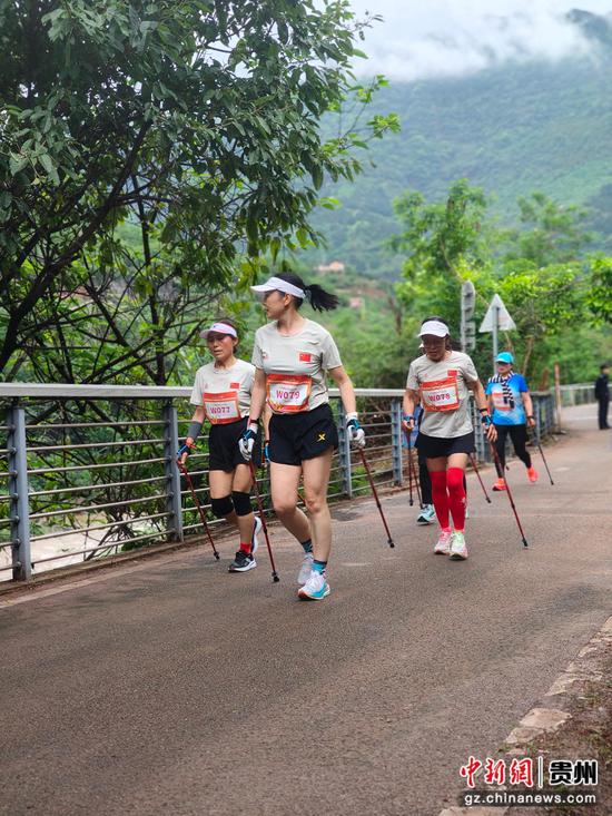个人赛选手健走风采。习水县融媒体中心供图