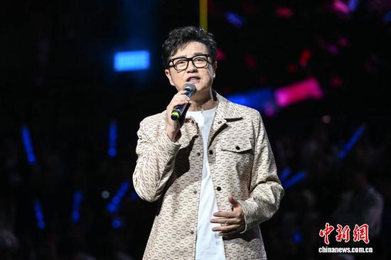 4月12日晚，歌手黄格选在演唱《春水流》。中新社记者 瞿宏伦 摄