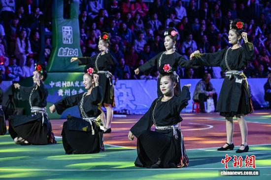 4月12日晚，舞蹈《鼓点上篮·非遗当燃》。中新社记者 瞿宏伦 摄