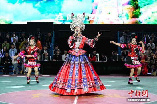 4月12日晚，歌伴舞《我要去贵州》。中新社记者 瞿宏伦 摄