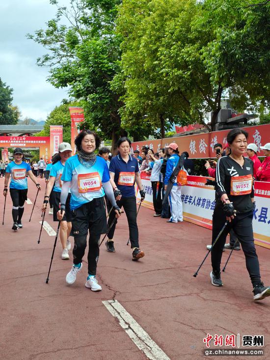 女选手们自信奔赴赛场。习水县融媒体中心供图