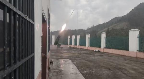 发射火箭弹开展人工防雹增雨作业场景。黄馨醇 摄