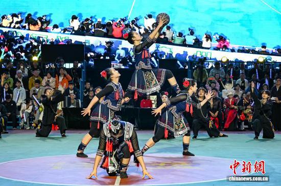 4月12日晚，舞蹈《鼓点上篮·非遗当燃》。中新社记者 瞿宏伦 摄