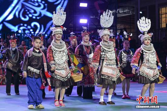 4月12日晚，歌伴舞《阿妹的古圩》。中新社记者 瞿宏伦 摄