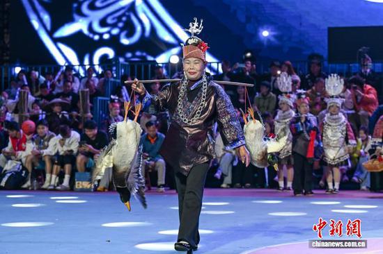 4月12日晚，歌伴舞《阿妹的古圩》。中新社记者 瞿宏伦 摄