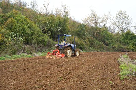 大型旋耕机正在进行耕种