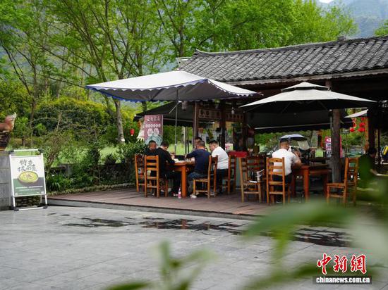 4月9日，游客在贵州省铜仁市江口县云舍村品尝抹茶鱼火锅。中新社记者 周燕玲 摄