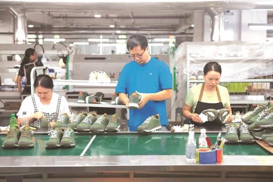 贵州彤鹭智能鞋业有限公司生产车间。 贵州日报天眼新闻记者 石含开 摄