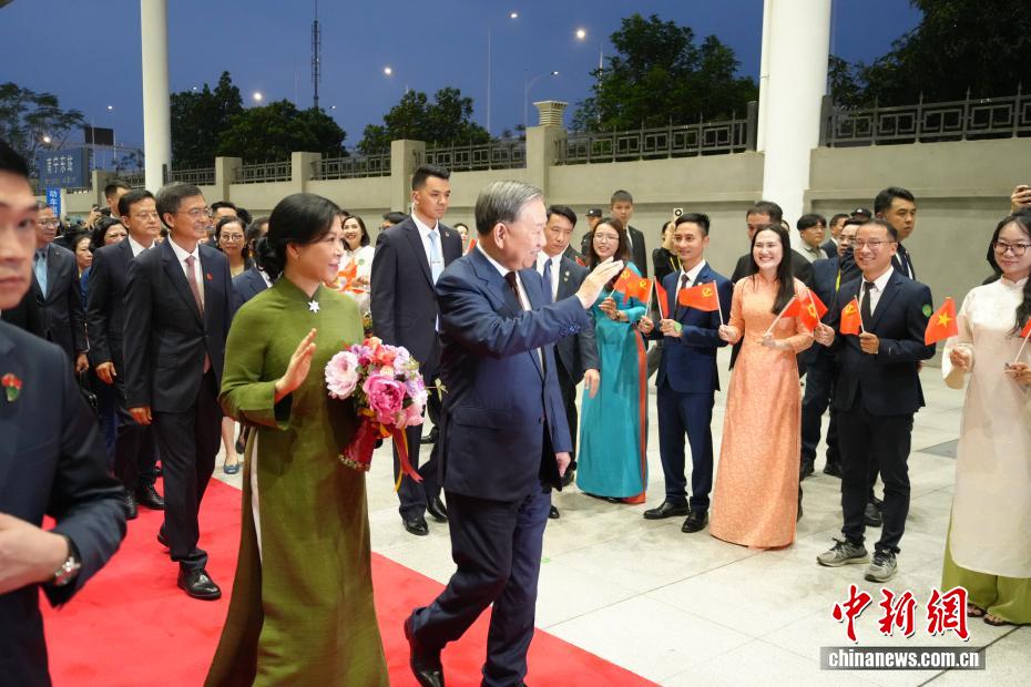 苏林乘高铁抵达广西南宁