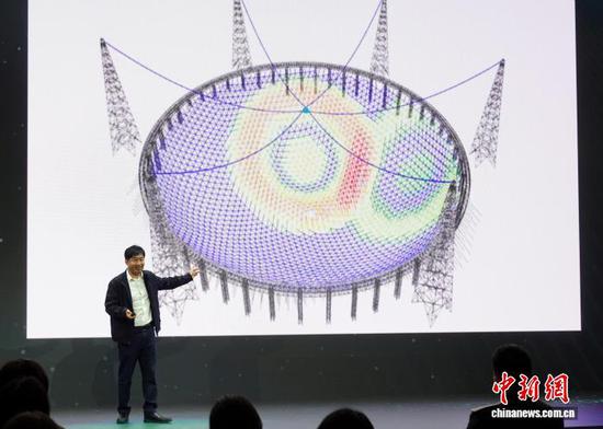 姜鹏科普介绍“中国天眼”。中新网记者 孙自法 摄