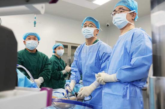 图为2026年3月台江县中医院帮扶专家和医生在崭新的手术室开展第一例骨科手术