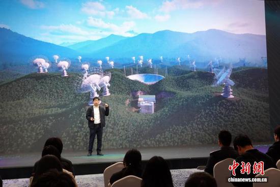 姜鹏展示介绍“中国天眼” 阵列升级工程效果示意图。中新网记者 孙自法 摄