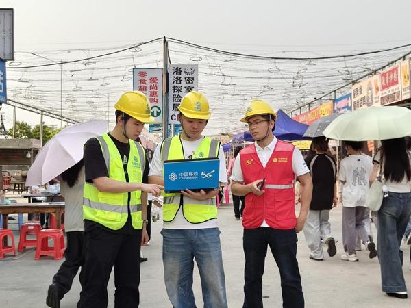 网络工程师三月三民俗文化活动现场进行网络测试优化。杨旺诗 摄