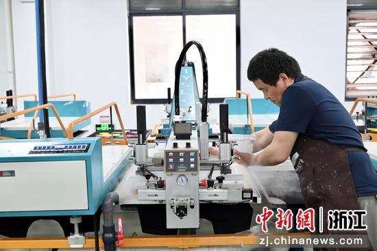 图为操作工为刮印网板添加原料。中新社发 骆泽明 摄