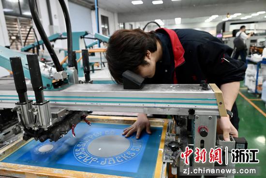 
图为技术员生产前对印花图案进行套位校准。中新社发 骆泽明 摄