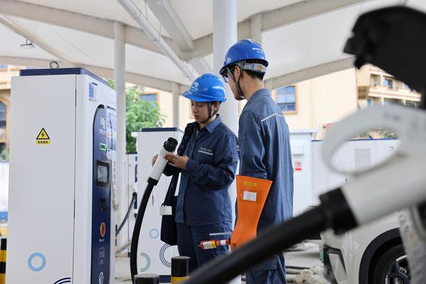 为保障广大群众绿色出行无忧，广西电网组织人员提前对各充电站点开展巡视维护。虞舒妍 摄