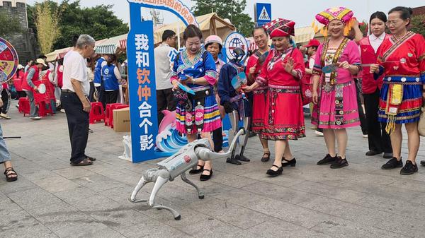 市民与机器狗互动。陆精思 摄