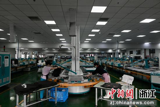 图为纺织厂染印企业车间内生产繁忙。中新社发 骆泽明 摄