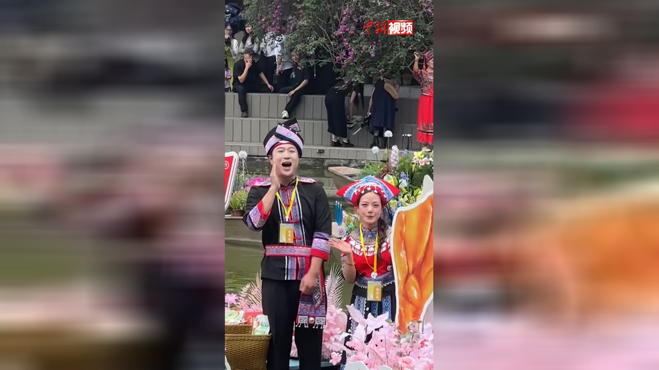 广西“三月三”：民众现场自发对山歌