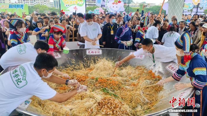 桂林举办首届“粉超” 民众争相品尝各地米粉