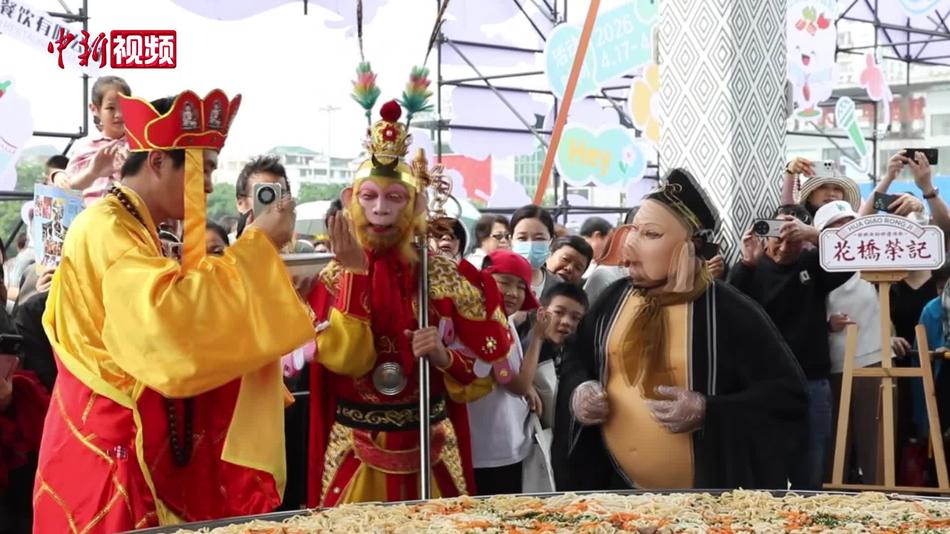 桂林首届“粉超”开幕 民众分享超大碗桂林米粉