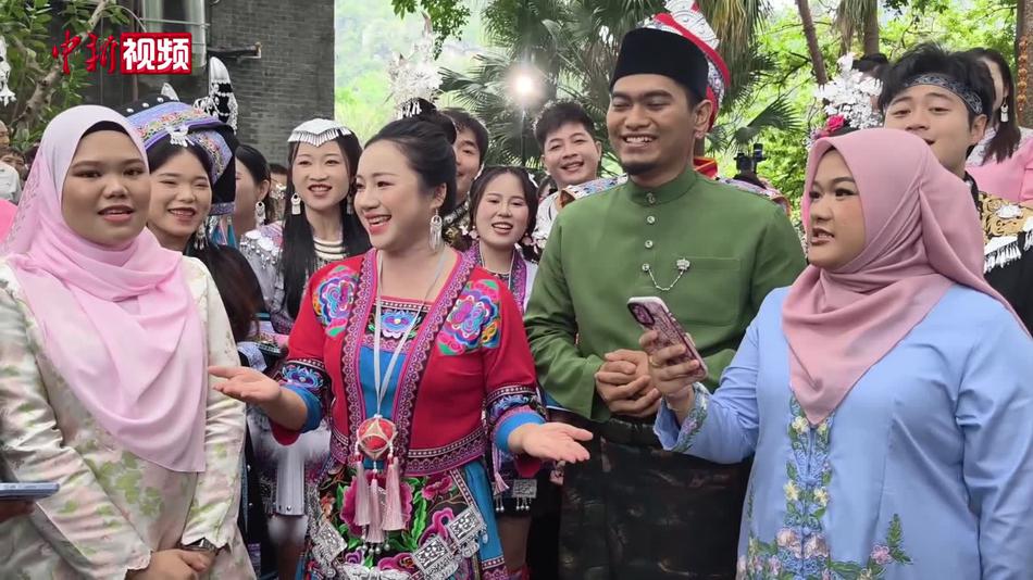 东盟留学生体验广西“三月三” 跟山歌“网红”学唱山歌
