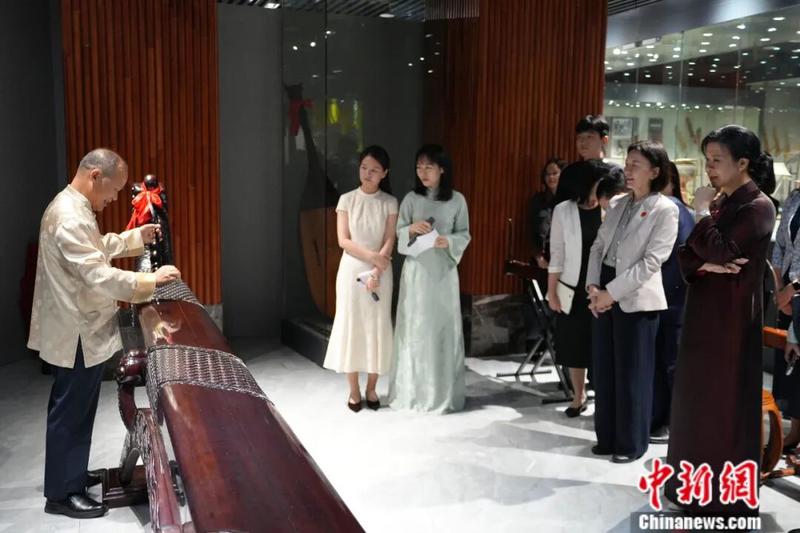 2026年4月16日，越共中央总书记、国家主席夫人吴芳璃在广西南宁参观广西艺术学院广西民族音乐博物馆。图为吴芳璃(右一)欣赏独弦琴表演。中新社记者 杨陈 摄