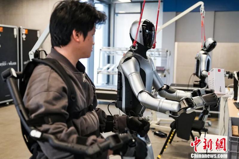 2026年3月19日，在位于柳州的广西具身智能数据采集及测试中心，智能机器人模仿工作人员动作进行学习。中新社记者 王伟臣 摄