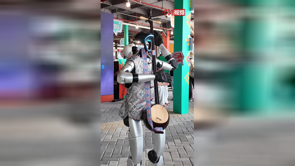 广西举办“三月三”活动 机器人来了也得“弹琴”