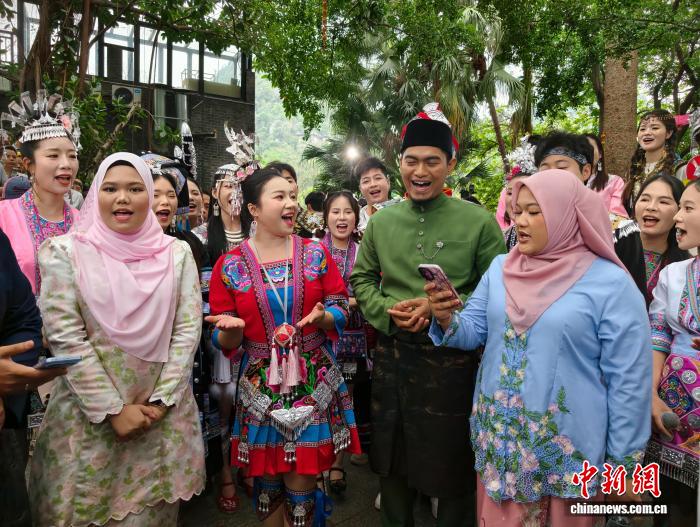 中外民众齐聚广西鱼峰歌圩唱山歌