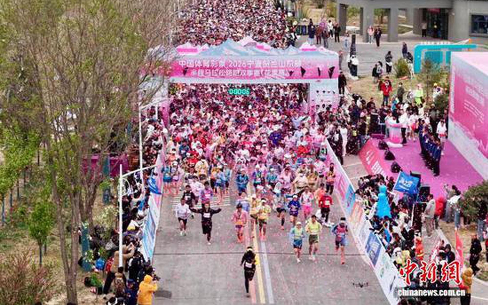 宁夏贺兰山东麓半程马拉松花季赛开跑 近五千跑友奔跑醉美葡萄园