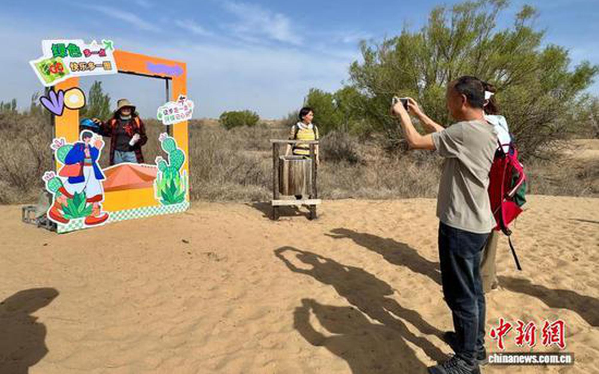 宁夏兴庆大漠黄河徒步大会启幕 千余人乐享春日文旅健身行