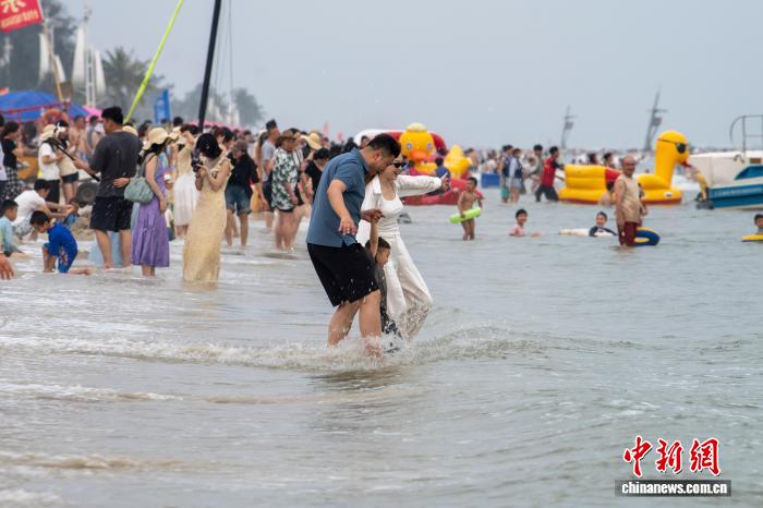 “三月三”广西北海旅游热 民众亲水度假如“下饺子”