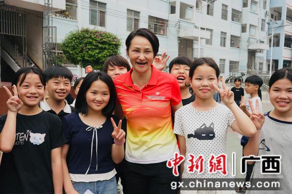 奥运冠军和孩子们在一起