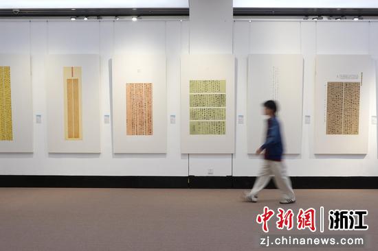 图为书法作品展现场。中新社记者 刘子琳 摄
