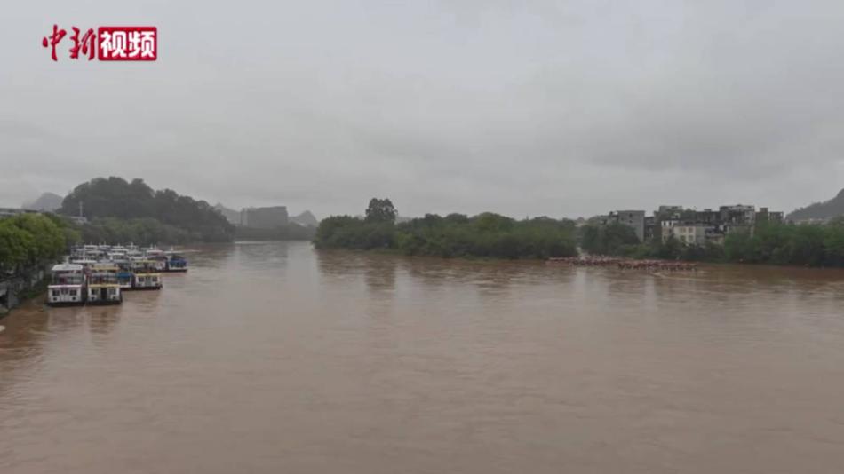 广西桂林：强降雨致漓江排筏全线封航
