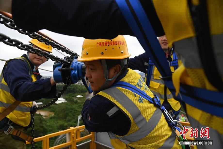 【图片故事】高铁接触网上的“舞者”