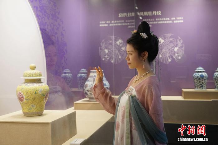 桂林博物馆馆藏牡丹纹饰精品文物展开