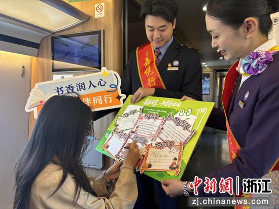 图为：旅客写下好书推荐。中新社发 高艳 供图